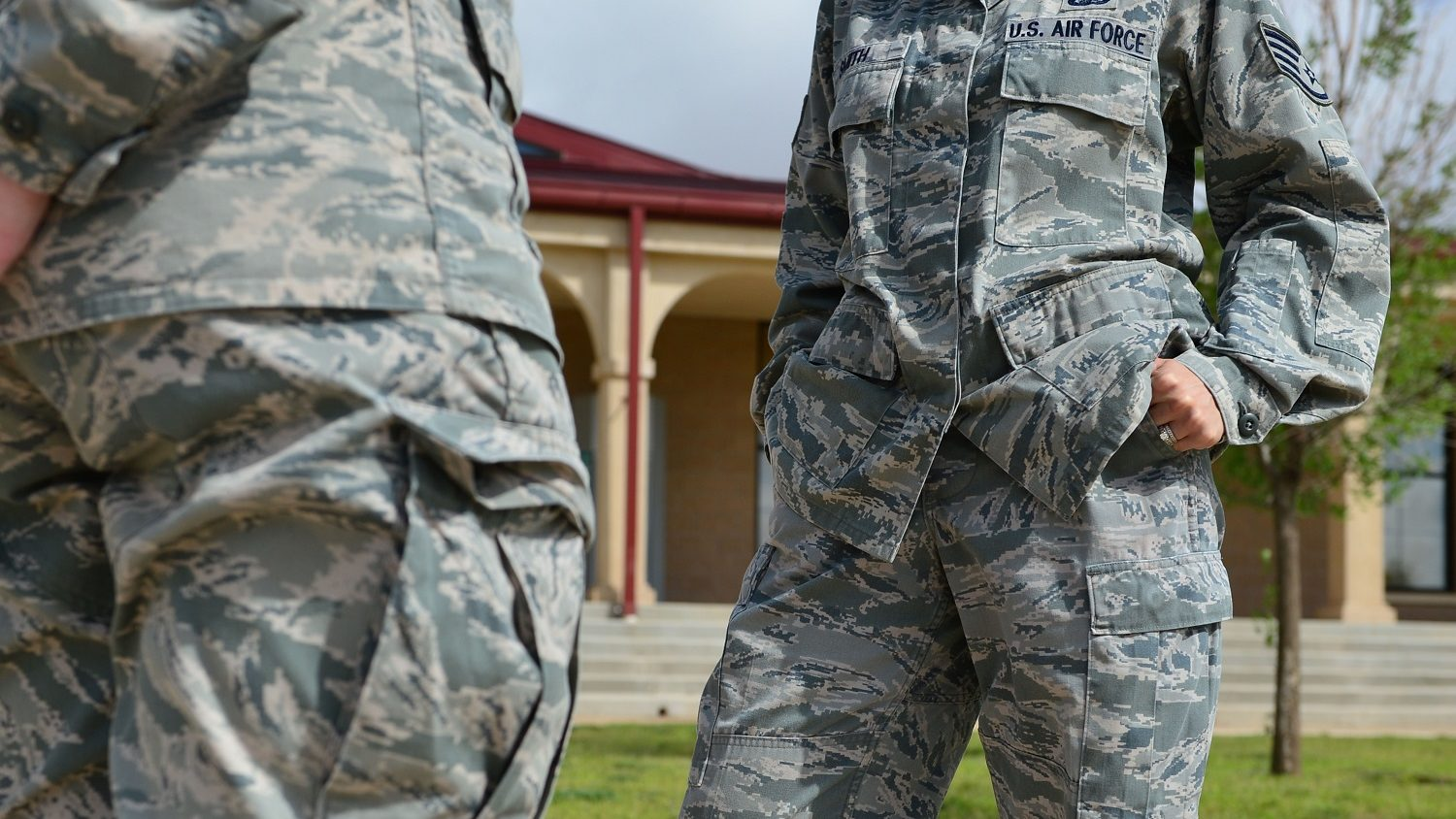 Militaires avec les mains dans les poches